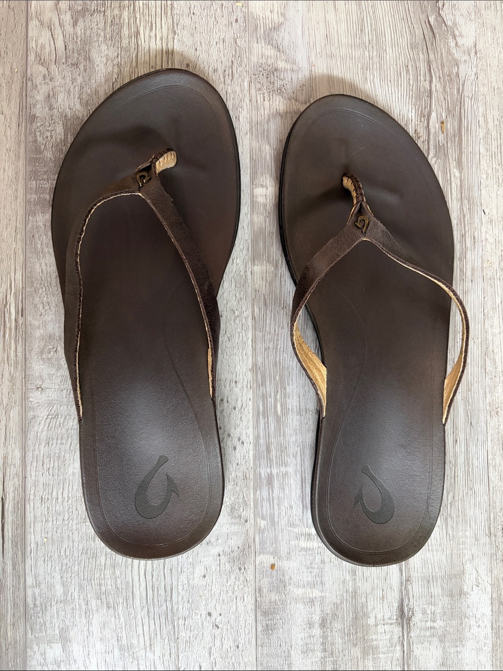 OluKai Ho’Opio Leather Flip Flop Sandals